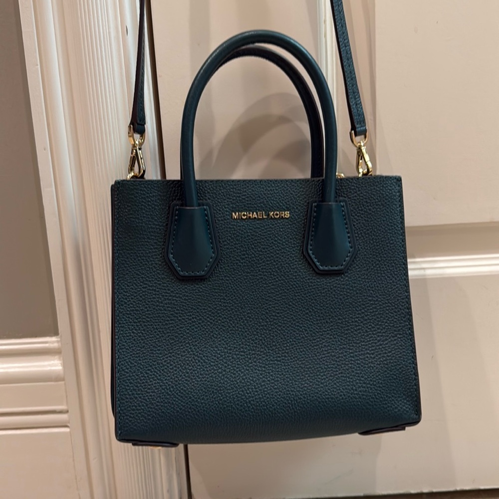 Michael Kors emerald green purse. crossbody or remove strap. 8.5in X 7in X 4in